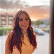 Me defino como una persona educada a la que le gusta enseñar a los niños mis habilidades de inglés.
